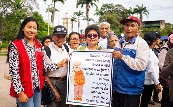 Adultos mayores marchando