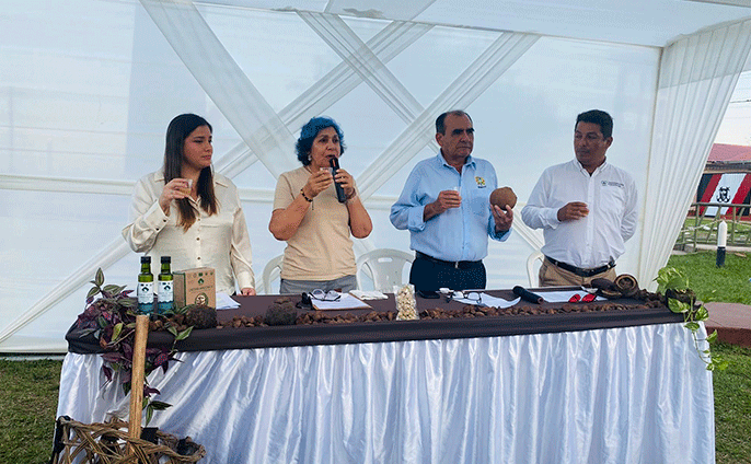 Autoridades y organizaciones en evento